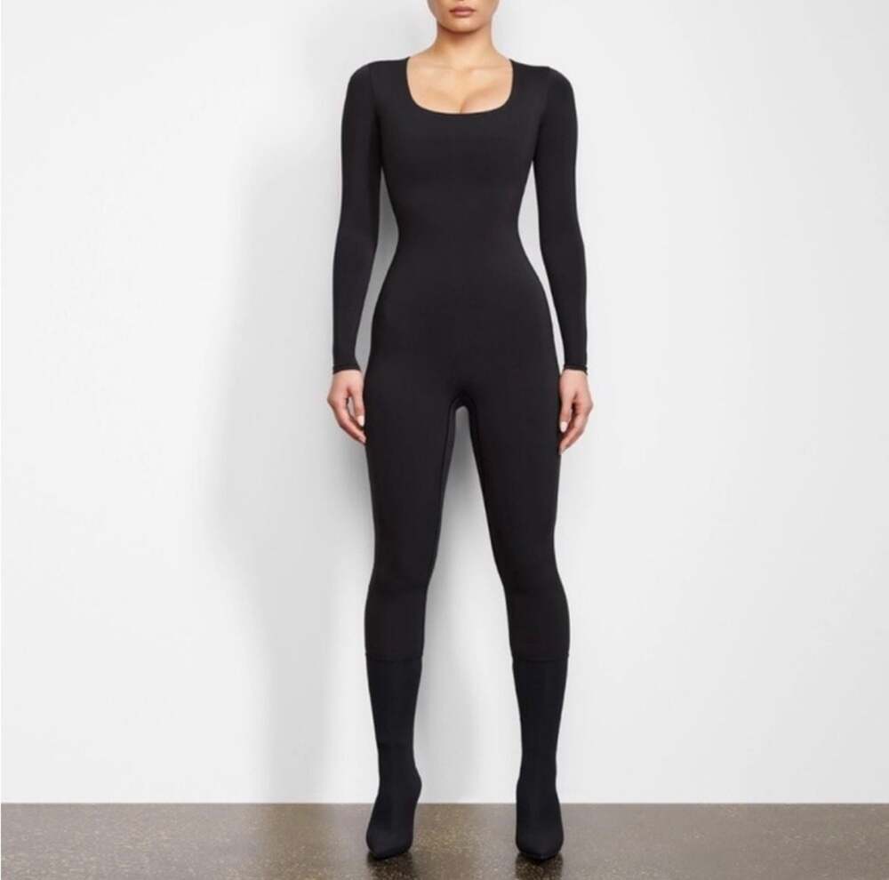 SKIMS All-In-One Scoop Neck Long Sleeve Onesie - Onyx size M